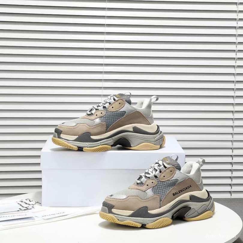 Men/Women Balenciaga Triple S Clear Sole Khaki Sneaker Item 6380340