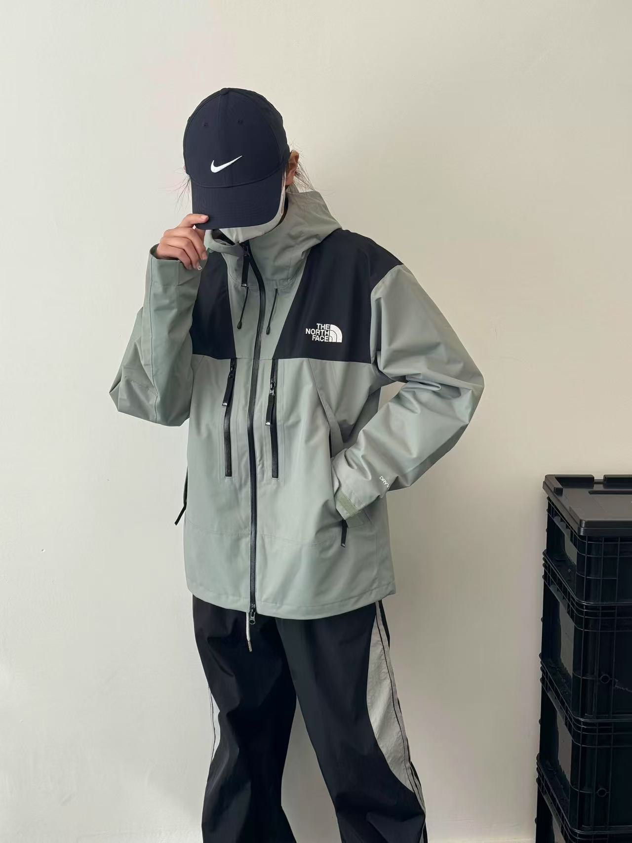 2025 The North Face Summit Series Technical Jacket - Cream/Black Colorblock with Dual-Zip Design